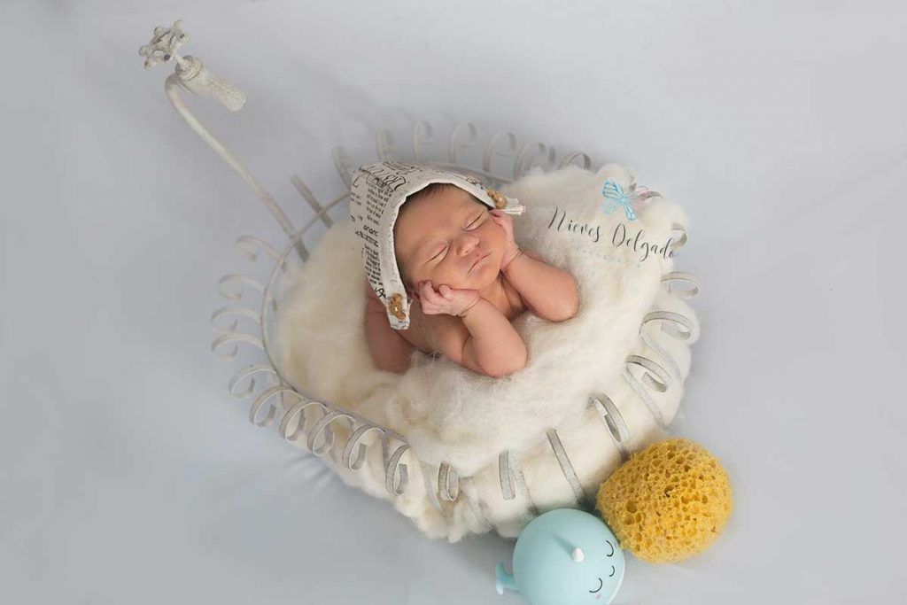 bebe posando