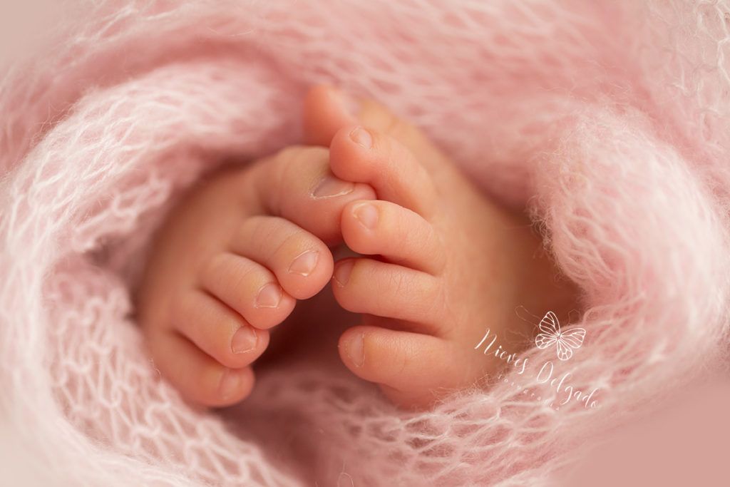 pies de bebe recién nacido en sesión happy baby