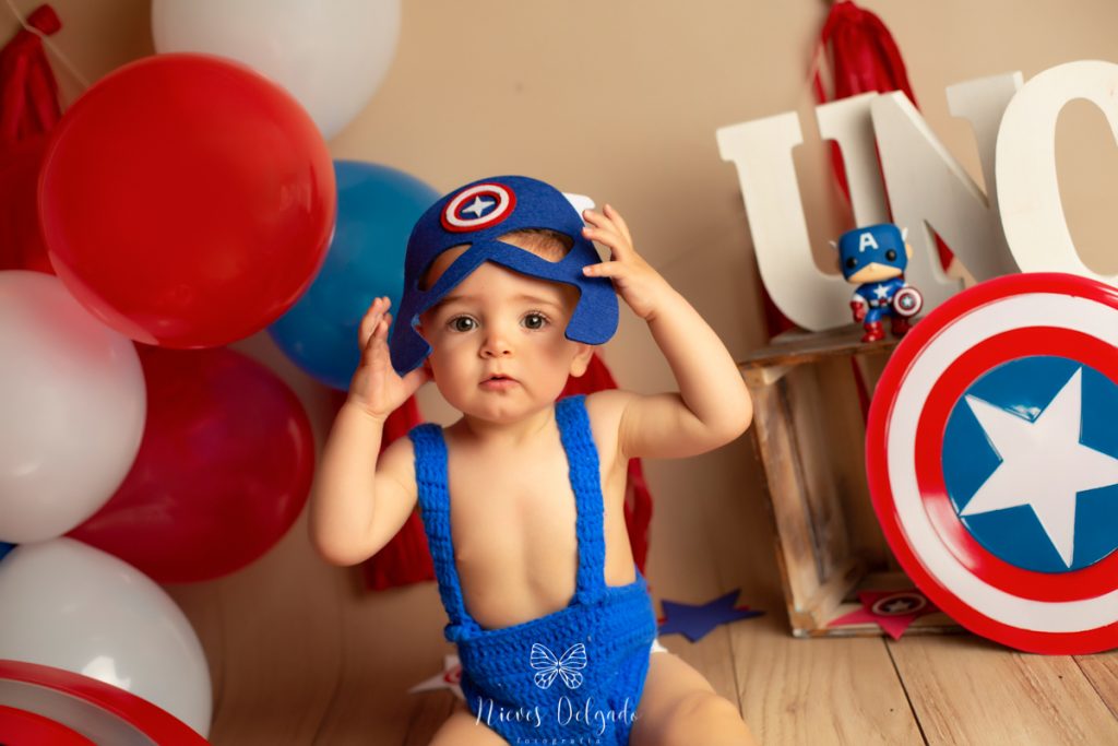 niño disfrazado de superhéroe en foto